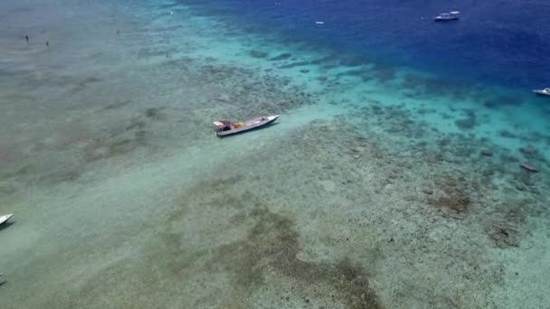 Crystal Clear Water Boat Trip Paradise Dramatic Aerial View Flight — Vídeos de Stock