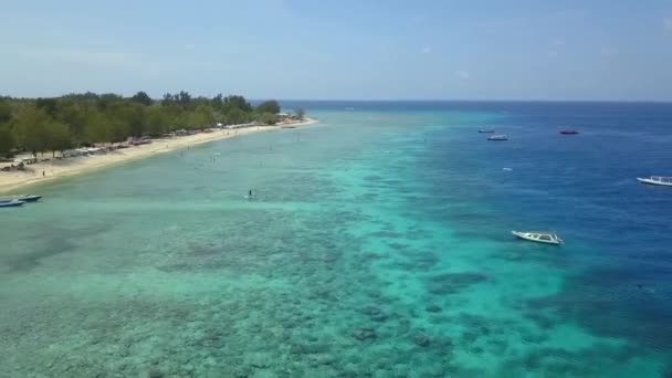 Корабль Экспедиции Загружается Великолепная Панорама Полета Дрона Gili Пляжа Индонезии — стоковое видео