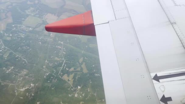 First Person View Out Window Airplane Wing View Ground — Vídeo de stock