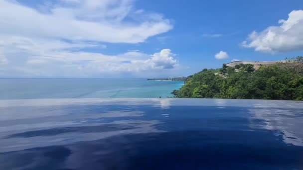 Acercándose Borde Infinito Piscina Agua Revelando Costa Celestial Isla Bali — Vídeos de Stock
