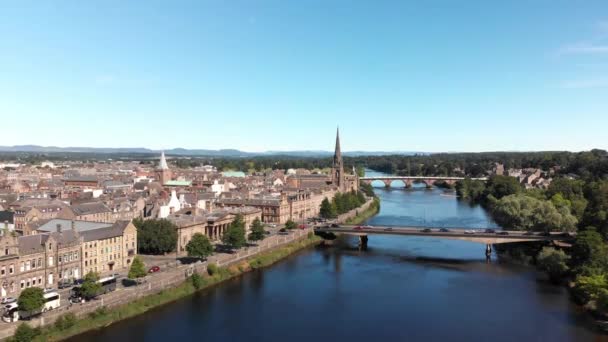 Drone Flying River Tay Revealing Beautiful City Perth Scottish Highlands — ストック動画