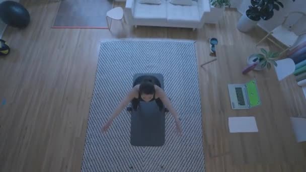 Una Foto Aerea Una Donna Che Stretching Davanti Uno Schermo — Video Stock