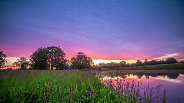 Гиперлапс Снимок Разноцветного Восходящего Солнца Над Сельским Пейзажем Озером Камышом — стоковое видео