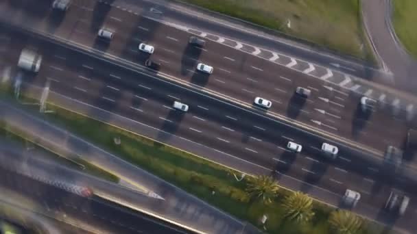 Tráfico Coches Conmutando Carretera Urbana Varios Carriles Spinning Aerial — Vídeo de stock