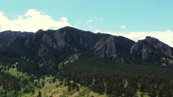 Dramatic Mountain Vistas Light Blue Sky Dolly Aerial Shot Colorado — Vídeo de stock