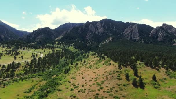 Low Altitude Aerial Dolly Shot Mountainside Colorado Springs Wide Angle — Vídeo de Stock