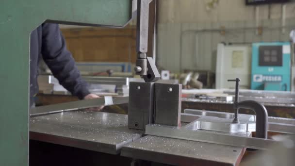 Aluminum Being Cut Industrial Bandsaw Metal Workshop — Vídeo de Stock
