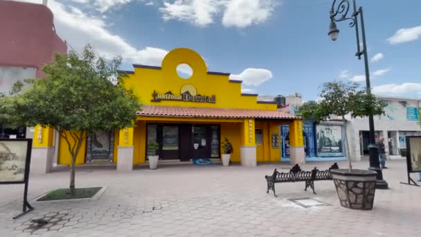 Budynek Dental Laser Wielu Amerykanów Przekroczyło Granicę Meksyku Żeby Zobaczyć — Wideo stockowe