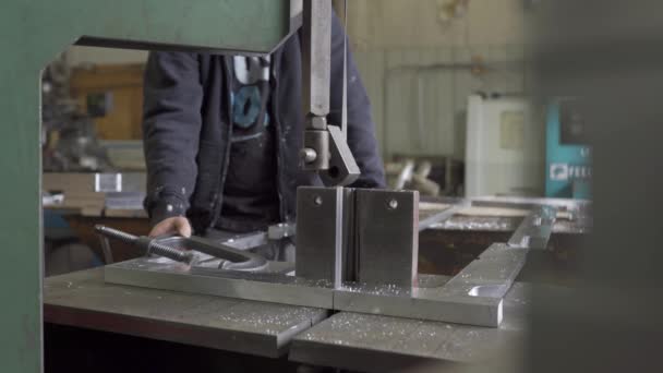 工業生産工場でアルミを切断する金属労働者 — ストック動画