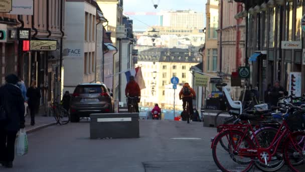 Пешеходы Велосипедисты Передвигаются Улицам Стокгольма Статично — стоковое видео