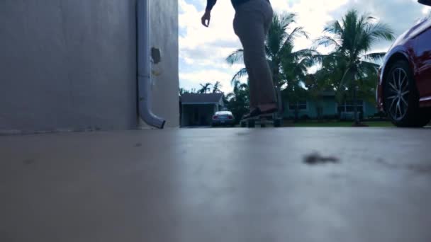 Cavalgando Longboard Para Baixo Uma Calçada Ampla Foco — Vídeo de Stock