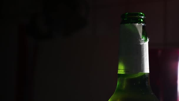 Τύπος Πίνει Μια Μπύρα Και Πίνει Μια Γουλιά Από Κοντά — Αρχείο Βίντεο