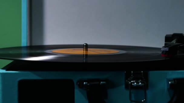 Vista Cercana Del Disco Vinilo Girando Tocando Música — Vídeo de stock