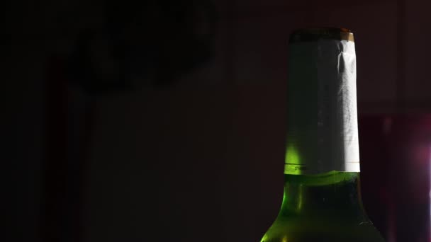 Using Bottle Opener Remove Beer Cap — 图库视频影像