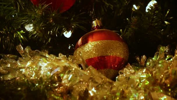 Árbol Navidad Luces Cambiando Colores Junto Ornamento — Vídeo de stock