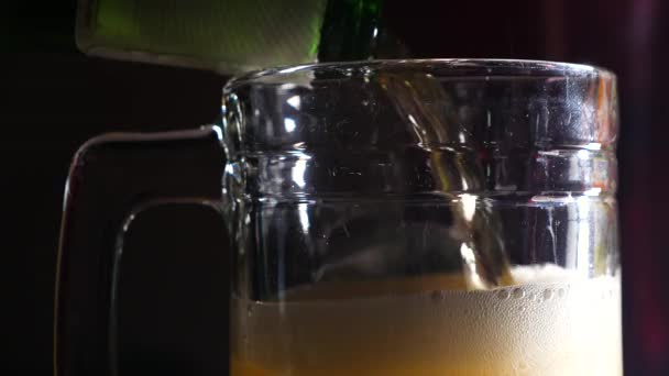 把啤酒倒进一个大杯子里 杯子里的把手上有苏打在成人饮料上 — 图库视频影像