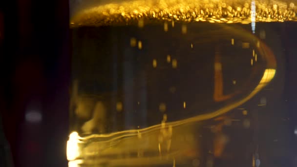 啤酒泡沫上升到玻璃杯顶部的侧视图 — 图库视频影像