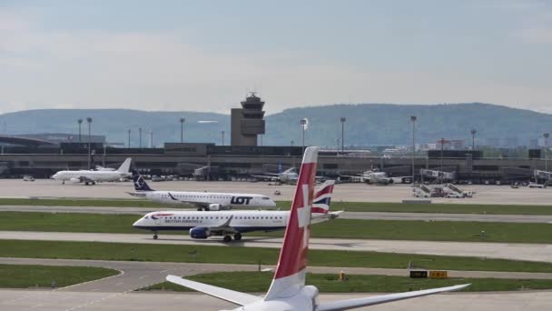 Lot波兰航空公司的飞机在苏黎世国际机场跑道上起飞 — 图库视频影像