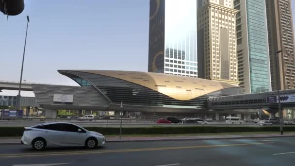 Dubai Emiratos Árabes Unidos Emirates Towers Metro Station Tráfico Diario — Vídeo de stock