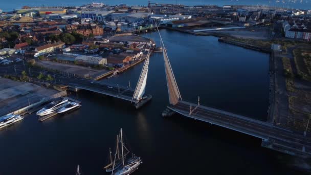 Twin Sails Bridge Poole Zamykają Golden Hour — Wideo stockowe