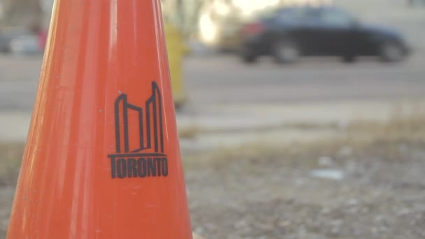 Pylône Orange Toronto Ciblé Avec Des Voitures Floues Des Gens — Video