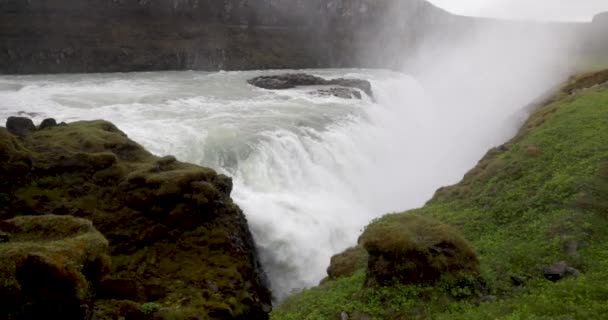 ゆっくりとした動きで流れる水を示すジンバルビデオでアイスランドのガルフ滝 — ストック動画