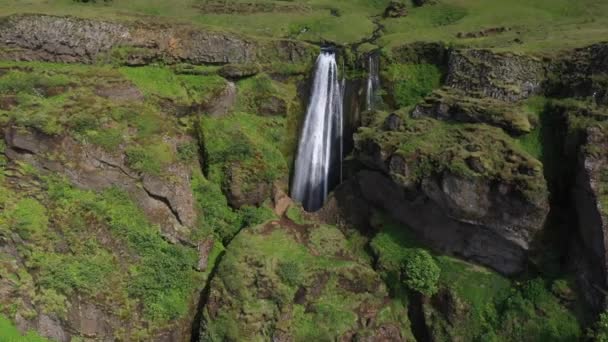 Kleine Waterval Ijsland Met Drone Video Trekken Naar Wide Shot — Stockvideo