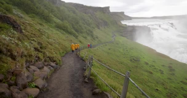 Gulfoss Καταρράκτες Στην Ισλανδία Gimbal Βίντεο Περπάτημα Στο Μονοπάτι Τους — Αρχείο Βίντεο
