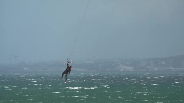 Kiteboarder Verliest Board Tijdens Grote Luchtsprong Bloubergstrand — Stockvideo