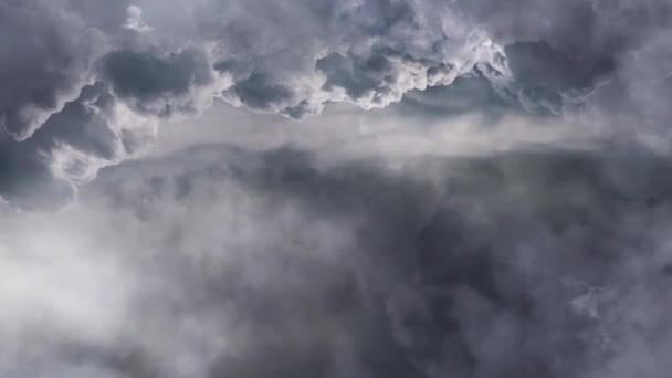 Nubes Grises Gruesas Movían Través Del Cielo — Vídeo de stock