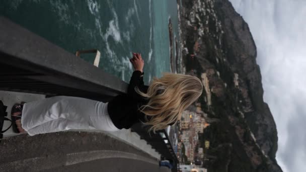Loira Turista Admirando Bela Costa Amalfitana Itália Vertical — Vídeo de Stock