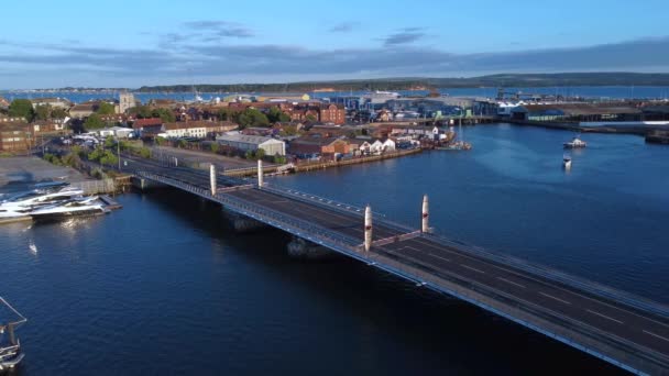 Twin Sails Bridge Poole Opening Boats Sail Through4 — Vídeos de Stock