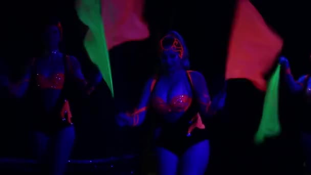 Dancers Rotate Colorful Handkerchiefs Psychedelic Show Panning View — Vídeo de Stock