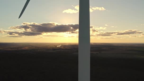 Revealing Aerial Shot Rising Rotating Wind Turbine Dramatic Sunset — Vídeo de Stock