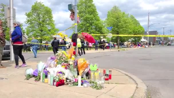 Flowers Pavement Victims Mass Shooting Buffalo New York — Video Stock