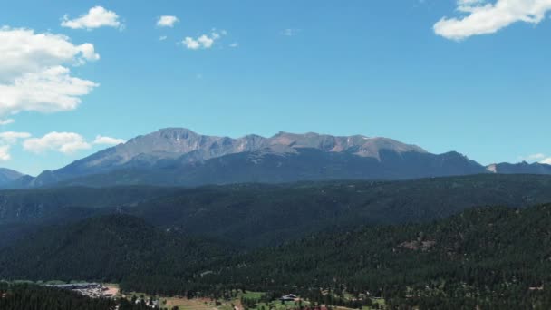 Aerial Majestic Pikes Peak Colorado Springs Pan — Stockvideo