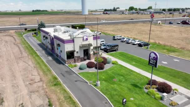 Wide Establishing Aerial Shot Taco Bell Restaurant — Stock Video