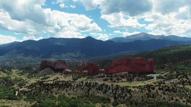 Aerial View Garden Gods Park Colorado Springs Pan Shot — Stockvideo