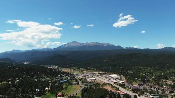 Aerial Footage Left Right Suburbs Colorado Pikes Peak Background — Stockvideo