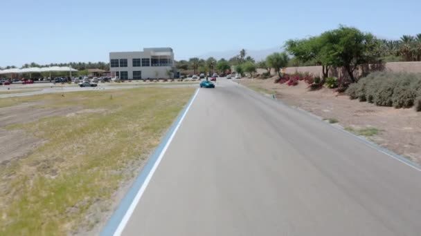 Drone Video Depicts Car Travelling Street Lush Picturesque City Palm — Vídeos de Stock