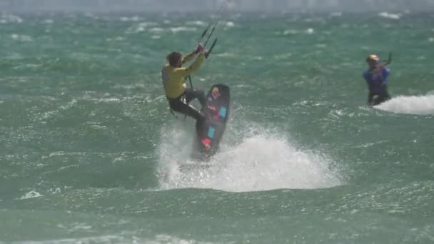 Airton Cozzolino Kiteboarding Strapless Board Red Bull Kota 2021 — 图库视频影像