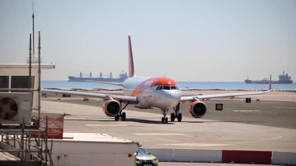 Small Commercial Airplane Easyjet Runway Wide Shot — Wideo stockowe