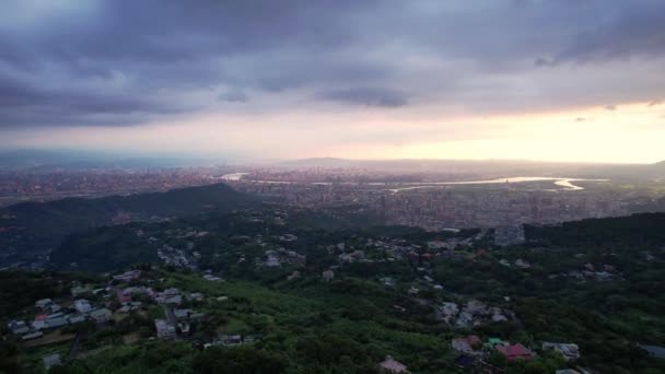 Overlooking Taipei Taiwan Mountain Dramatic Cloudy Sunset Drone Forward Push — Stockvideo