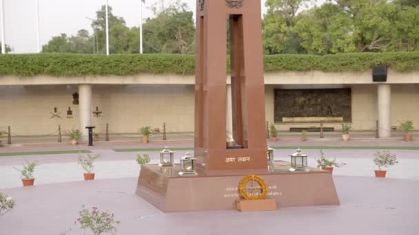 Ένας Πέτρινος Πυλώνας Αιώνιες Φλόγες Που Αναπαριστούν Τον Αθάνατο Στρατιώτη — Αρχείο Βίντεο