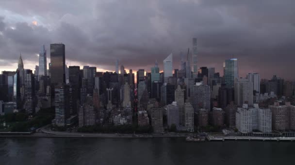 Драматические Облака Покрывающие Средний Восток Манхэттена Мрачный Закат Нью Йорке — стоковое видео
