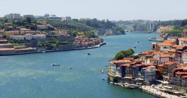 Boats Douro River Passing Central Porto Portugal Slowmo Cinematic Aerial — ストック動画