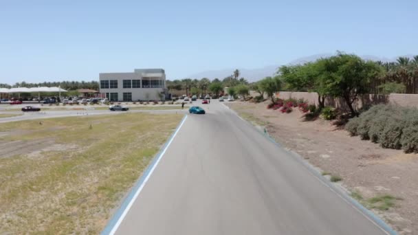 Drone Captures Video Multiple Cars Driving Streets Palm Spring Valley — Vídeos de Stock