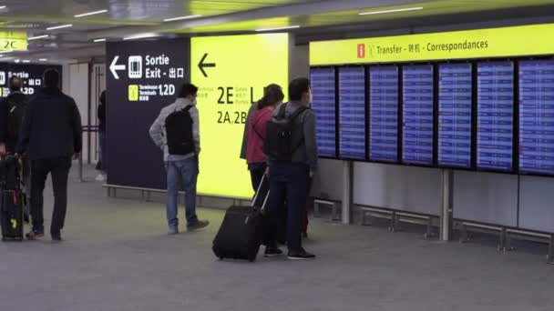 Travelers Wearing Covid Masks Check Flight Info Charles Gaulle Airport — Video Stock