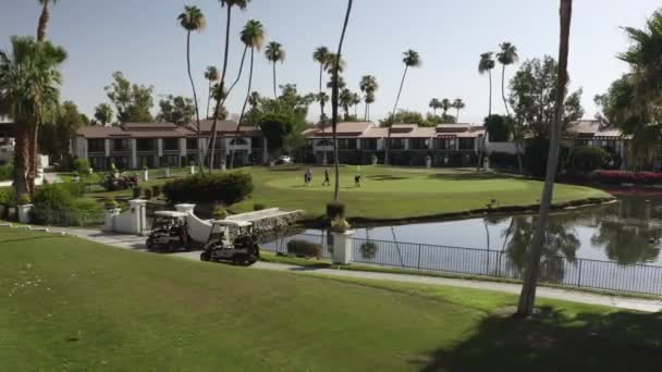 Drone Shot Aerial Footage Shows Golf Course Picturesque City Palm — Vídeo de Stock