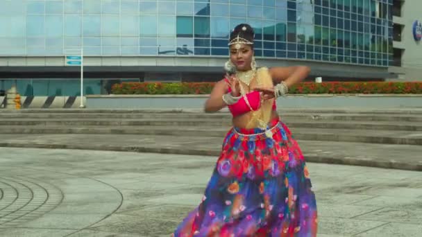 Καταπληκτικός Παραδοσιακός Ινδικός Χορός Από Ένα Νεαρό Κορίτσι Παραδοσιακή Ινδική — Αρχείο Βίντεο